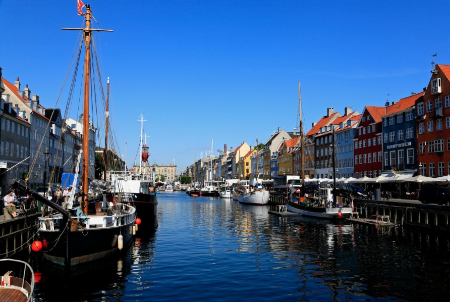 坐落于丹麦西兰岛东部,与瑞典第三大城市马尔默隔厄勒海峡相望.