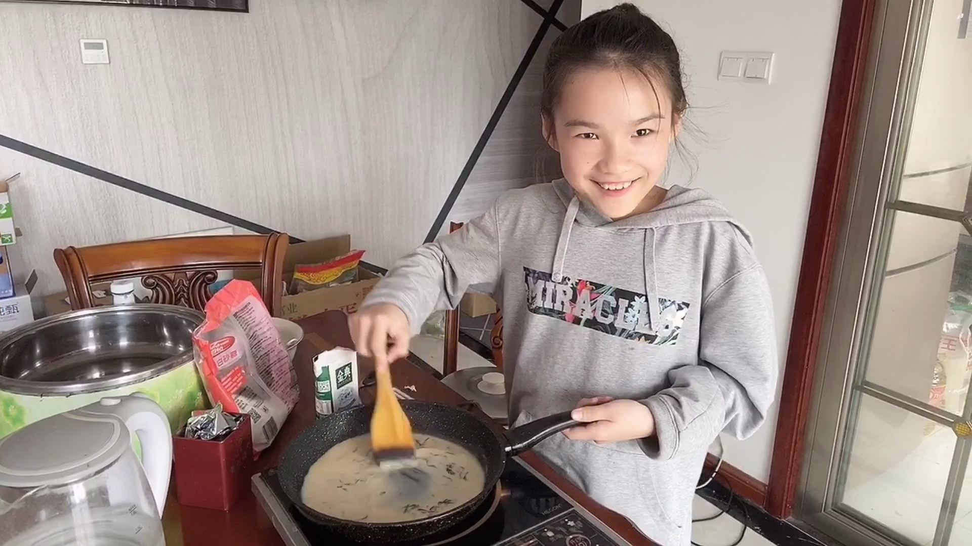 小娜子在家自制奶茶,做完自己却不敢喝,端去给姨妈品尝,太坏了