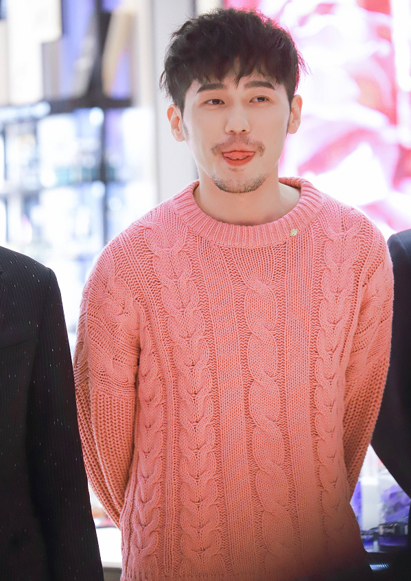 白宇颜值太能撑了!胡子搭配粉色毛衣,甜度刚刚好,尽显男人魅力