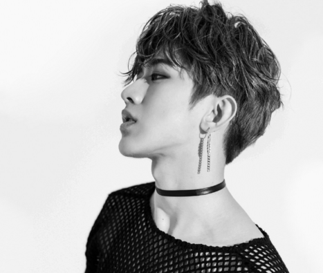 蔡徐坤又穿经典网格上衣,散发诱人魅力!