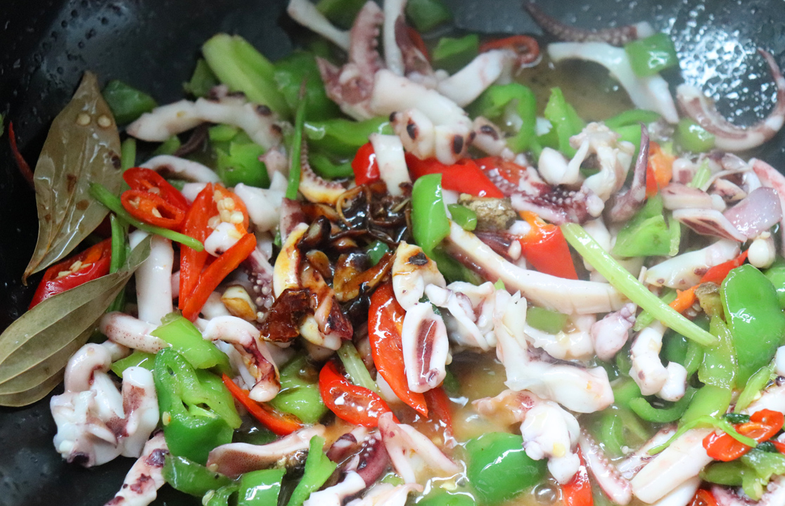 超级下饭的爆炒鱿鱼!看着就食欲大振,一盘菜两碗饭吃饱饱