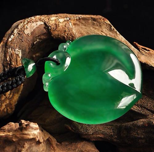 翡翠主要有四大特色?被称之为"玉石之王",赋予天然之色