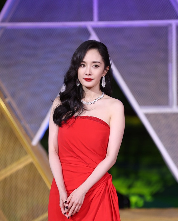 杨幂大红抹胸裙亮相,气场全开,秦岚身材傲人