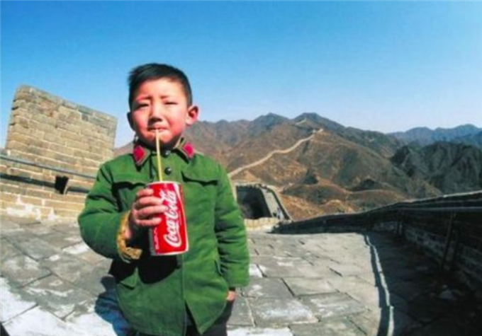 第一个在长城喝可乐的男孩,为可口可乐打开市场,如今现状如何?