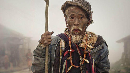 拾荒老汉河里捞到破棉袄,晒干后穿上,半夜总发现女子哭声