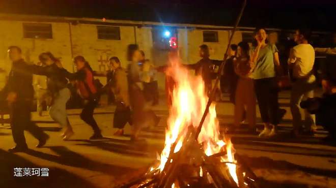 [图]新县西河湾篝火晚会，欣赏经典老歌《青年圆舞曲》