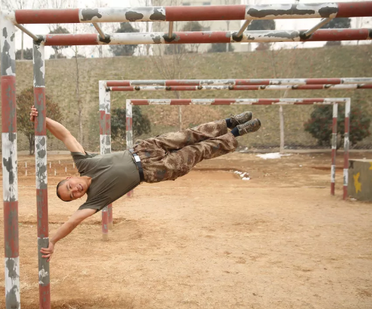 单杠引体向上67个!火头兵咋靠"和面"逆袭成集团军冠军?