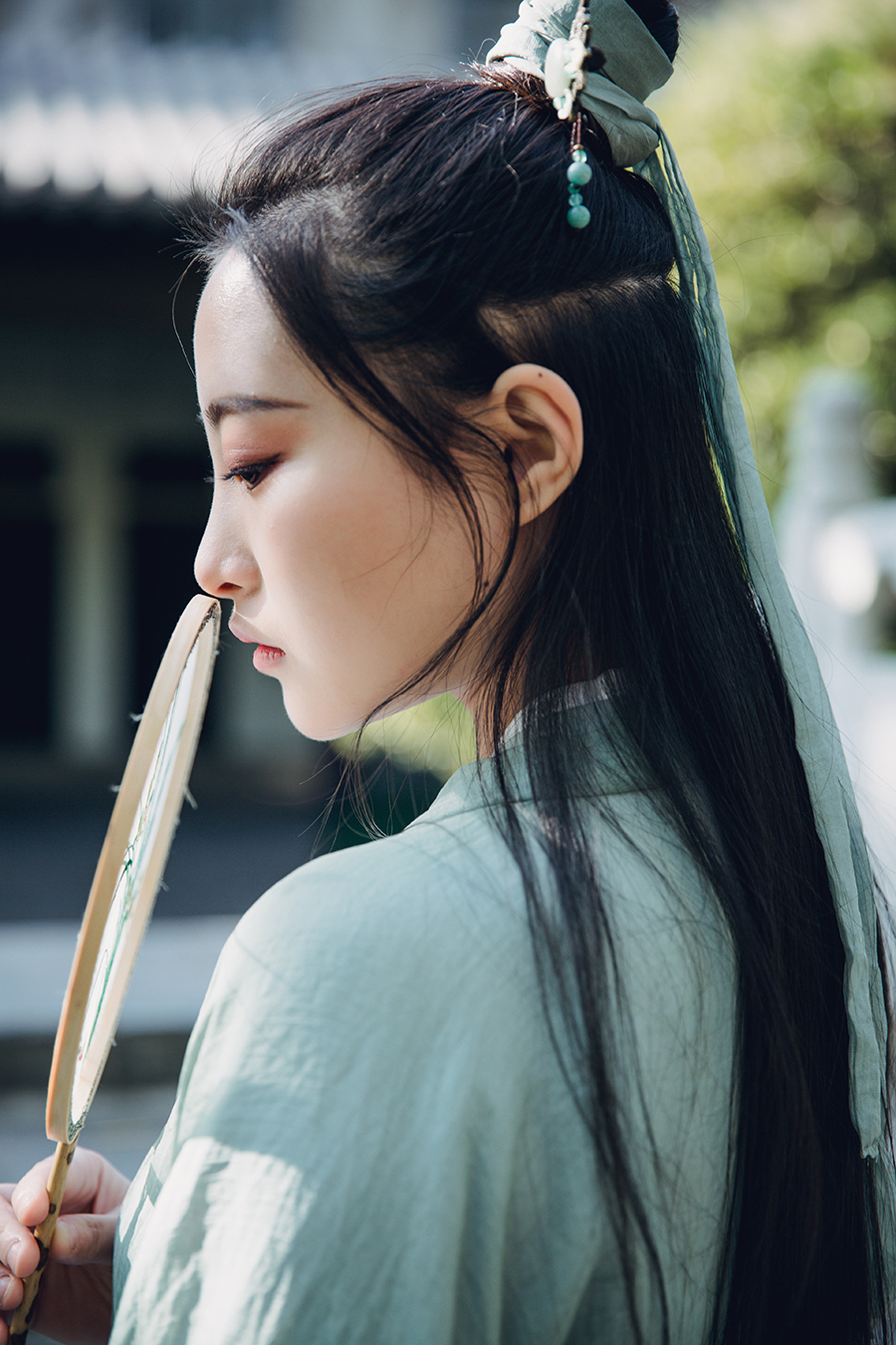 手持摇扇步步生姿 古风韵味十足