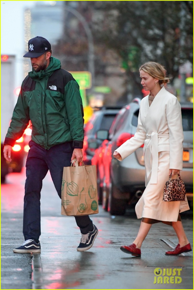 组图:劳伦斯夫妇婚后首次亮相 逛完超市在街头热吻好甜蜜!