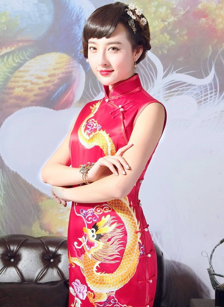 一个有着古韵中国红旗袍丽人