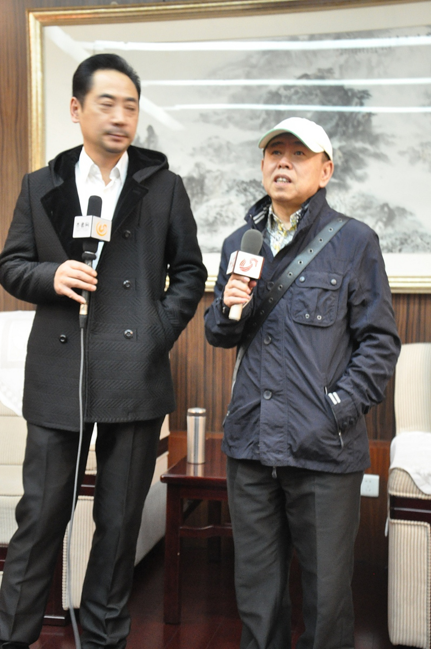 演员何冰说,我媳妇是我老同学,北京大妞,特飒.