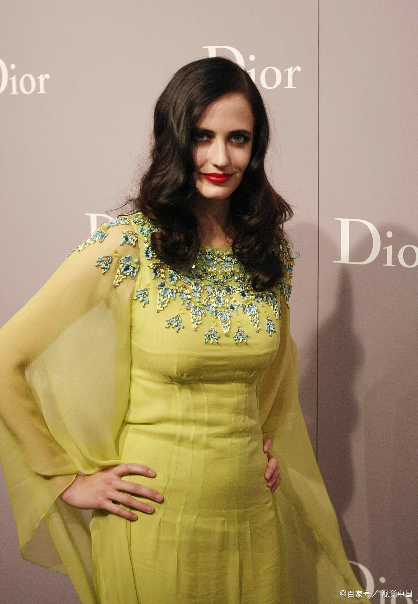 一身黄色长裙的伊娃格林