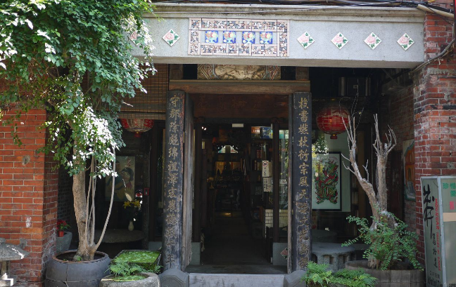 彩虹桥横跨基隆河造型十分的别致成为台北市另一个观光新地标