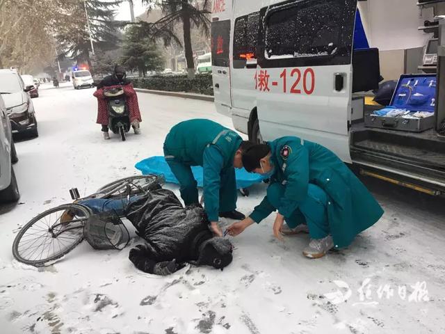 猝死街头图片