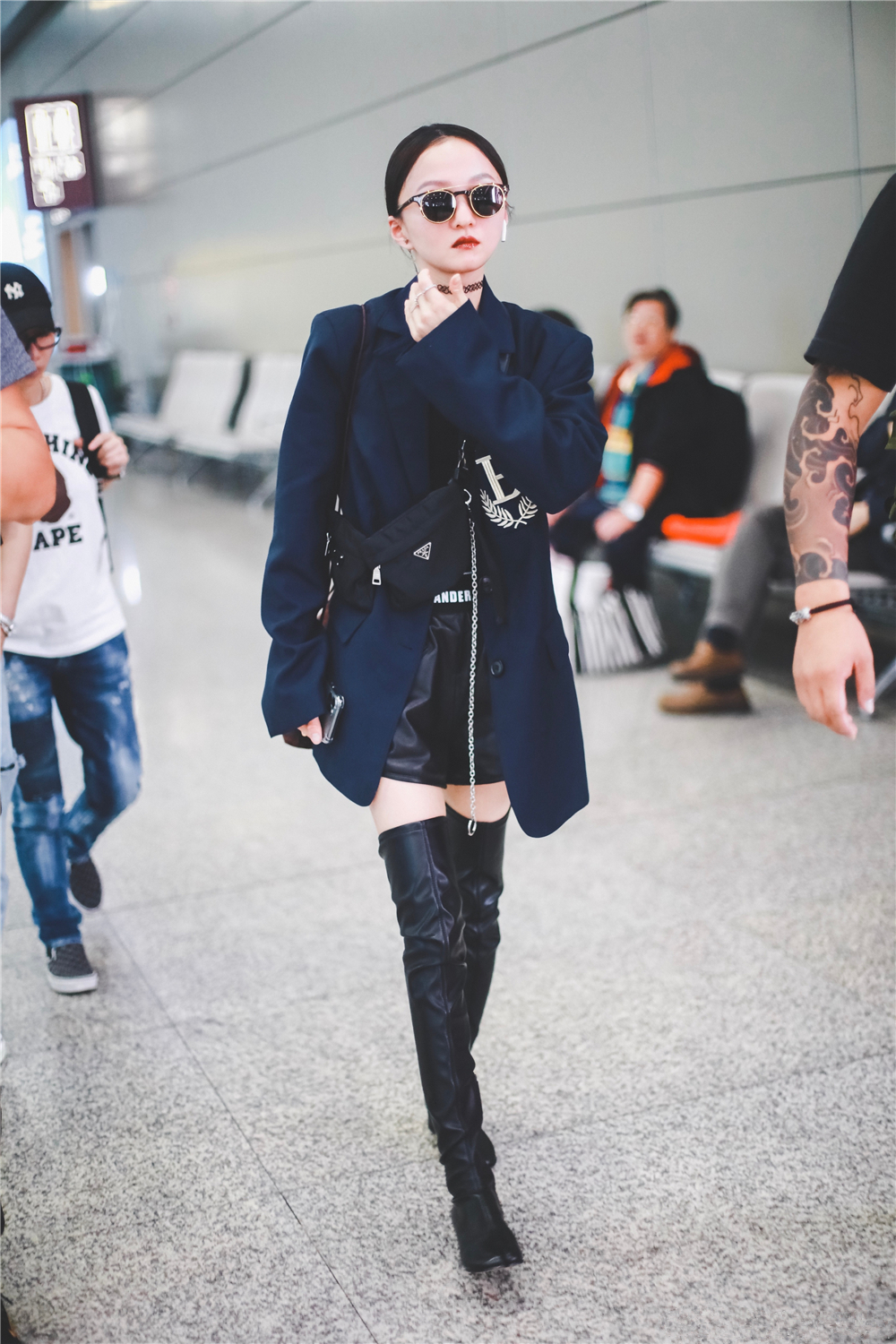 张韶涵穿衣太有气场,158身高穿西装配过膝靴,成小个子穿衣榜样