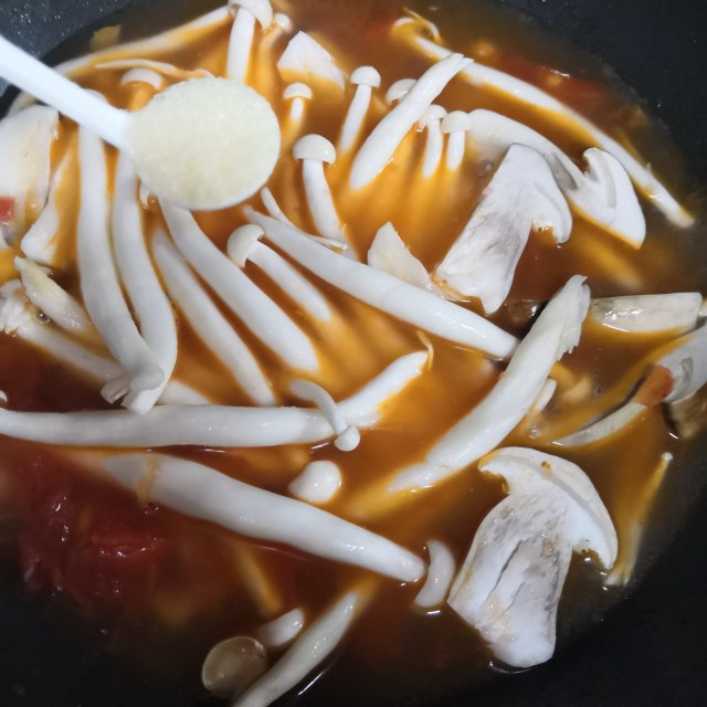 西红柿蘑菇汤,酸甜开胃,鲜美极了,连喝2碗都不够