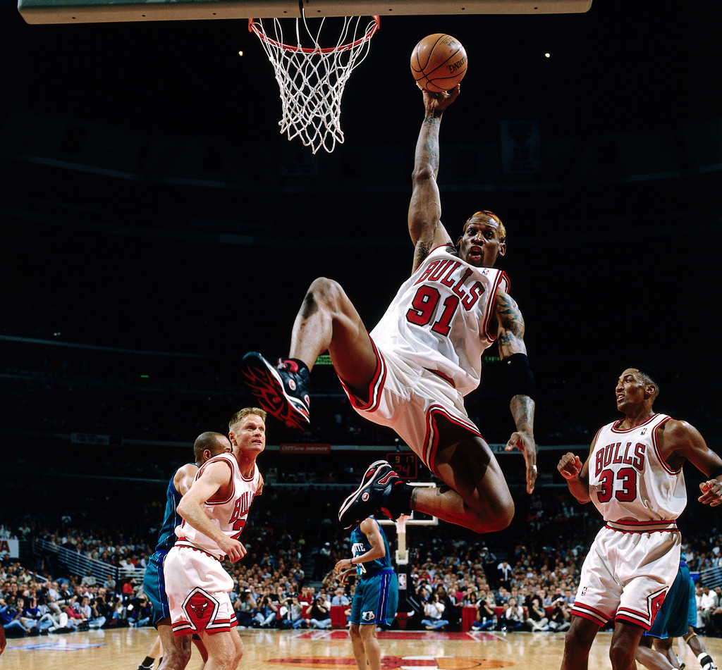 看看罗德曼抢篮板的姿势,就知道他为什么蝉联7届篮板王了!