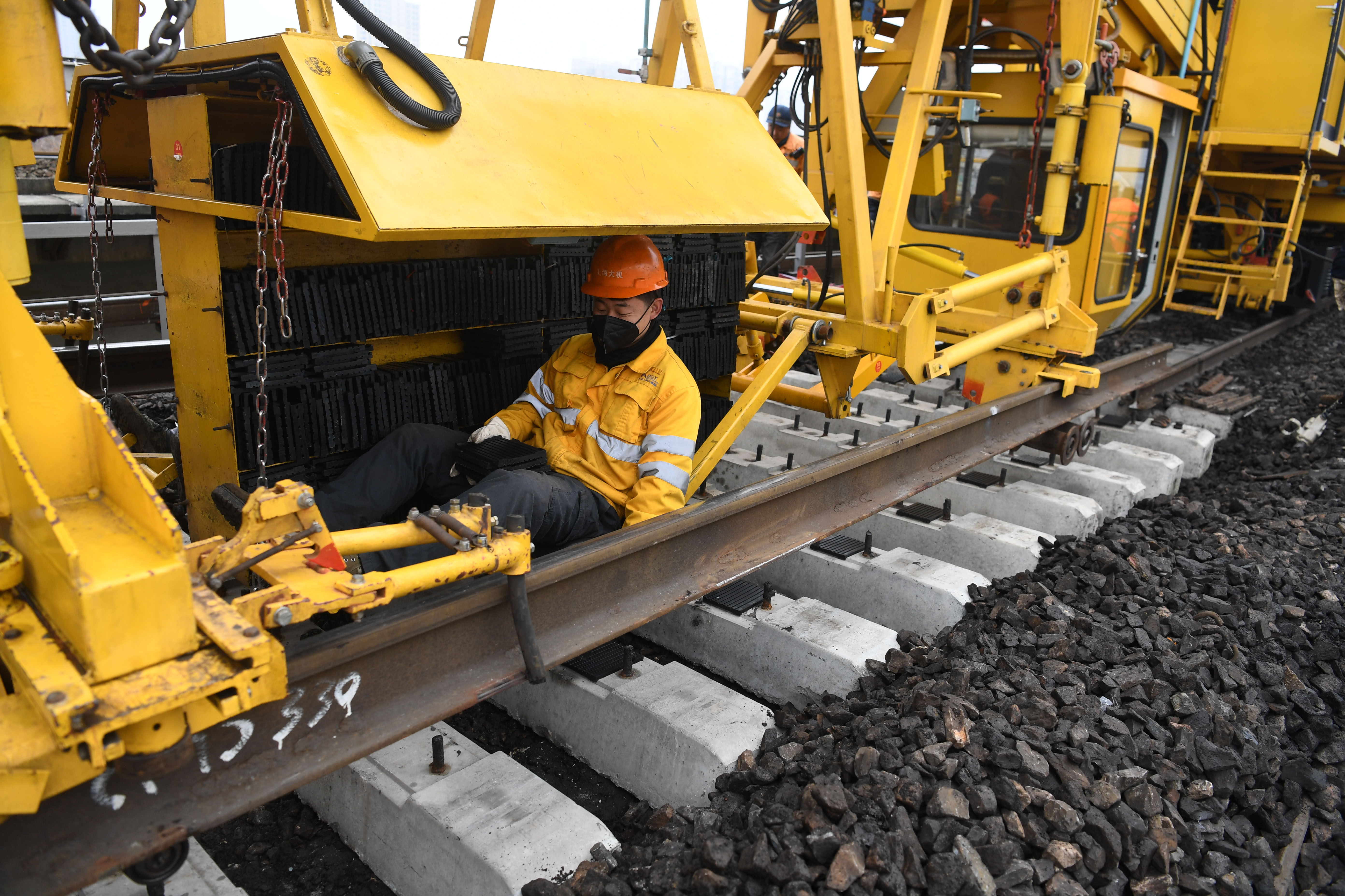 铁路换枕 护航春运(3)