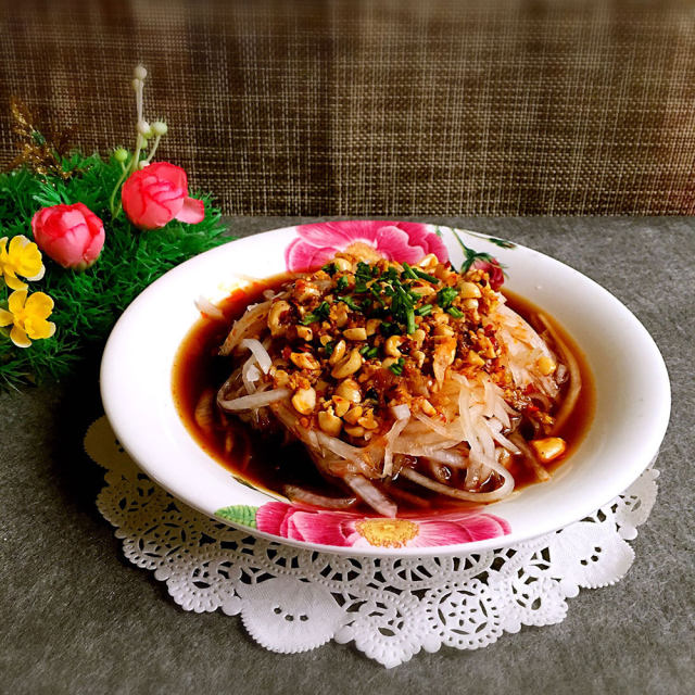 凉拌萝卜丝,清脆爽口,热菜之前上一盘凉菜下酒!