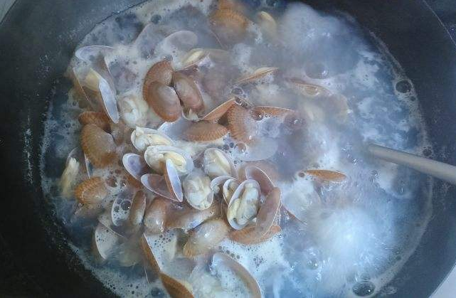 给花甲焯水,用冷水还是热水?很多人不懂,难怪起锅后口感不好