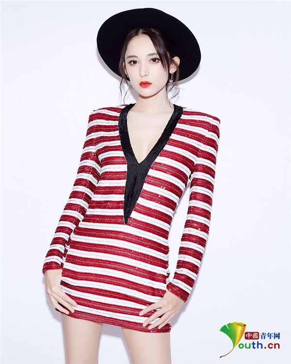 古力娜扎写真性感火辣 大秀玲珑身段侧颜美cry