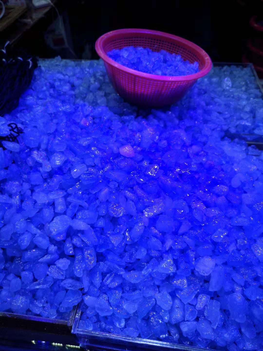 海蓝宝紫光灯有荧光图片