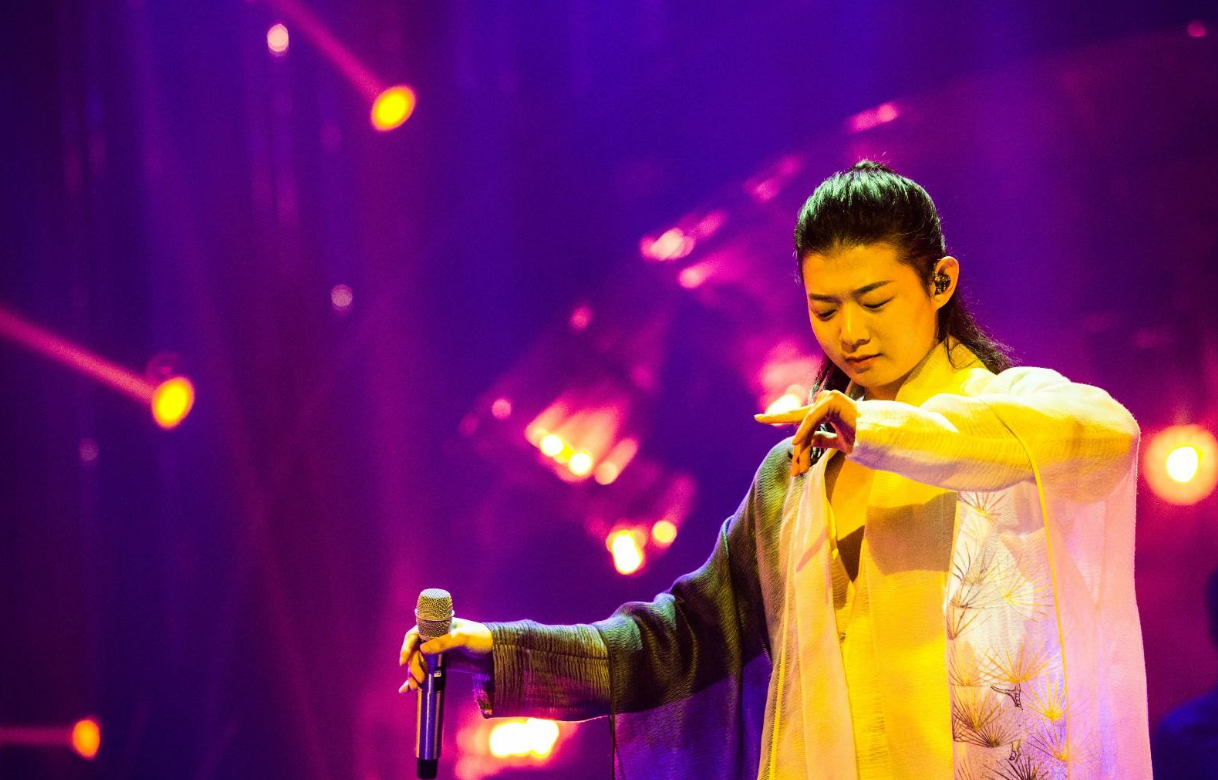 霍尊为什么一直都是长发?看完照片你就明白了,简直和路人没区别