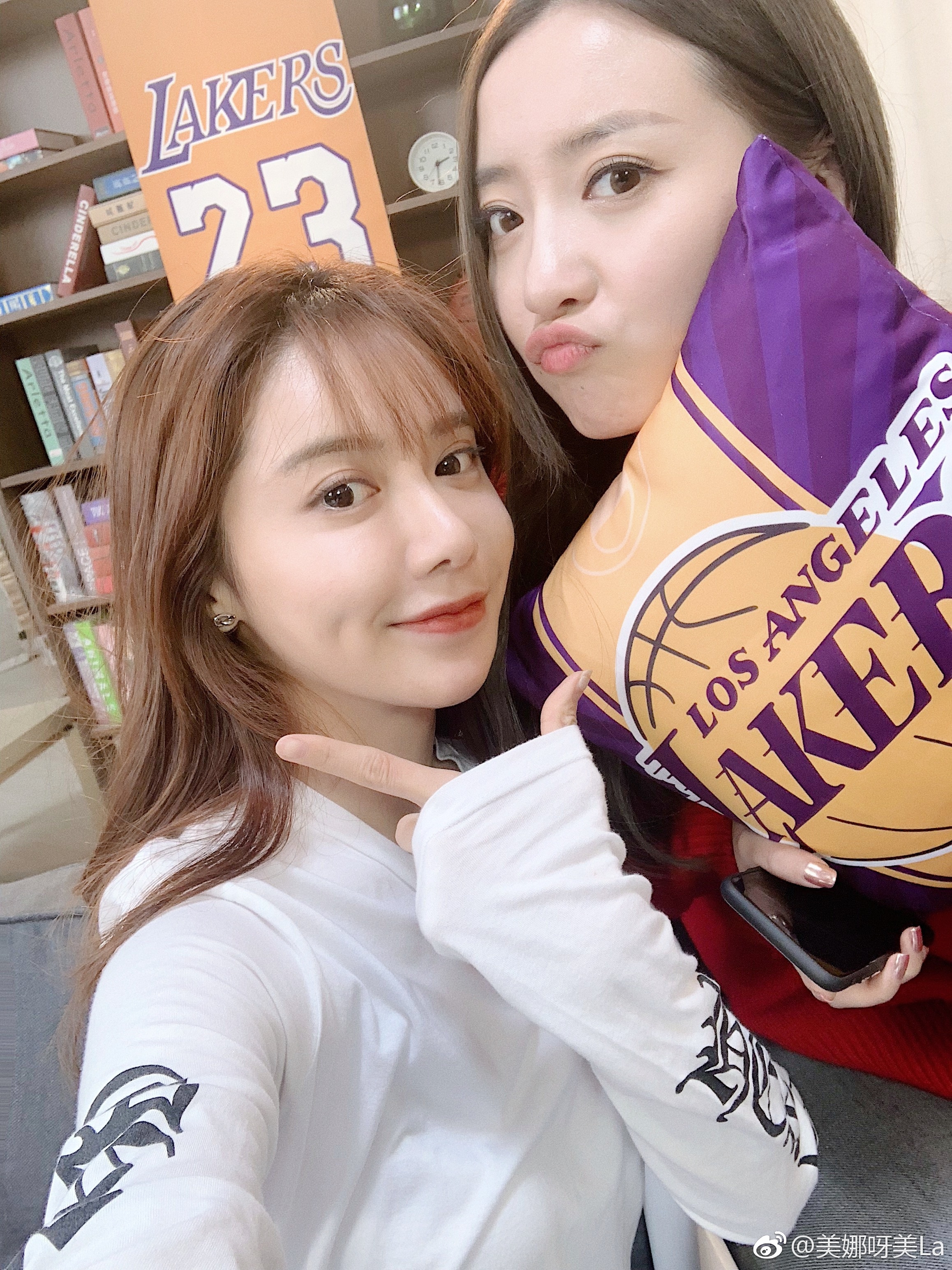 nba圣诞大战湖人大胜26分!女主播美娜惊艳亮相:1笑俩酒窝真漂亮