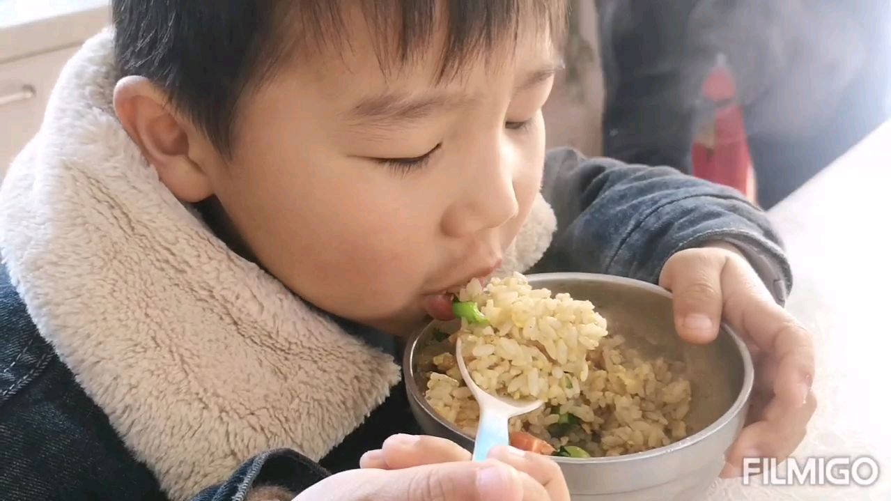 春节,不乱出门!牛肚火腿蛋炒饭配老母鸡汤,小宸一家吃的得劲