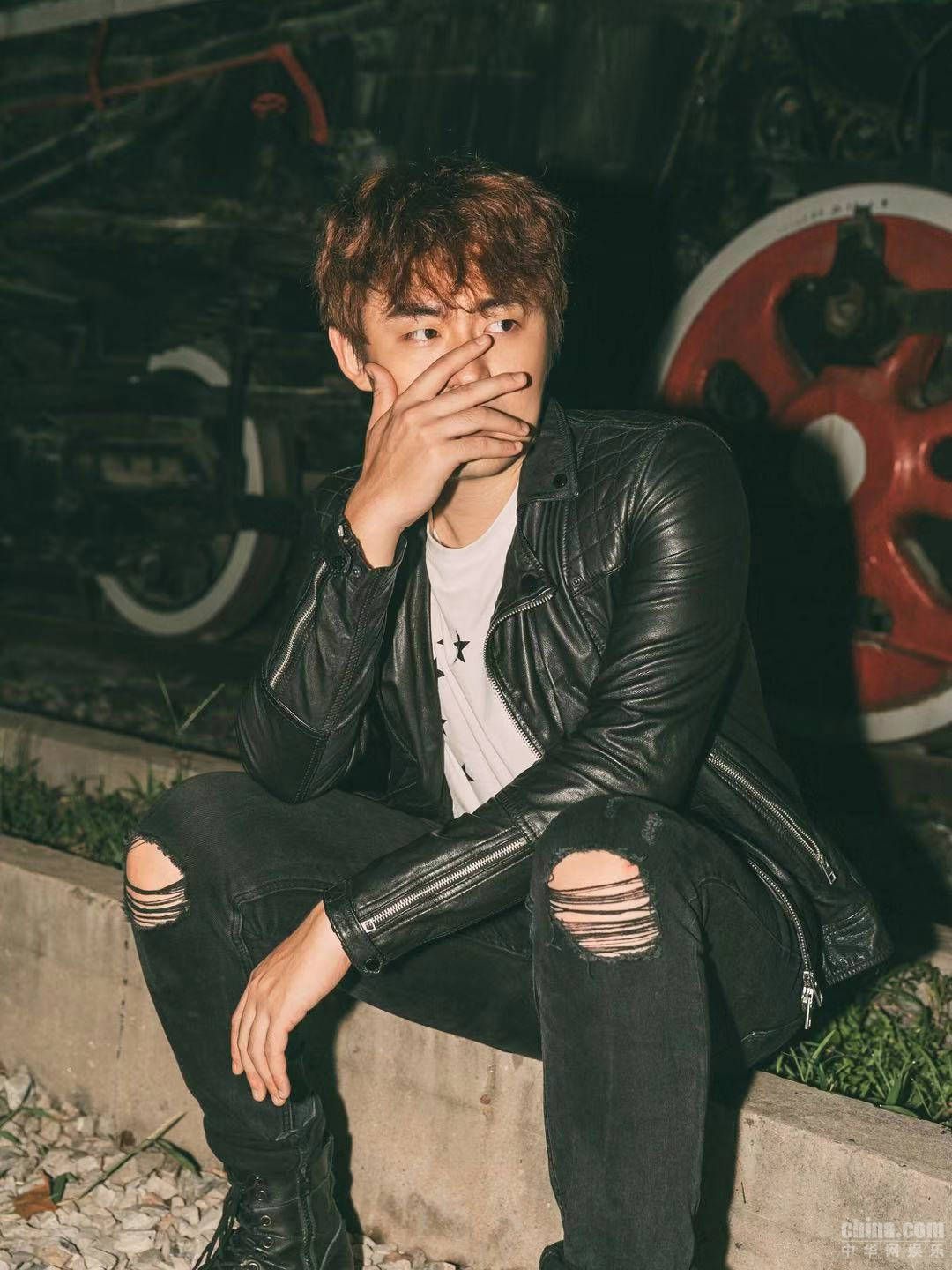 唱作人鱼麦扣签约心喜文化开启新篇章