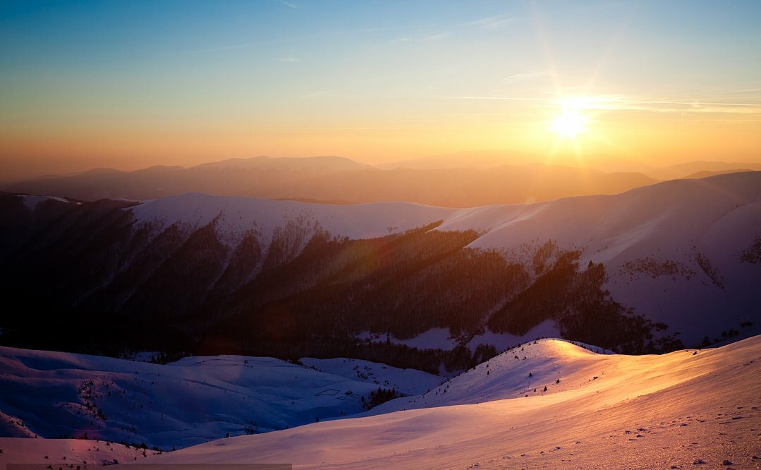阳光的帷幔被拉到最窄,光明白昼,缩短至年度极限/《冬至随想》