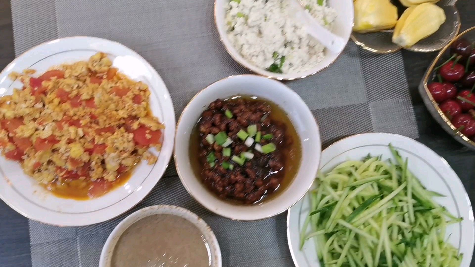 10元买100克猪肉,做一盆“炸酱面”酱香十足,好吃到爆