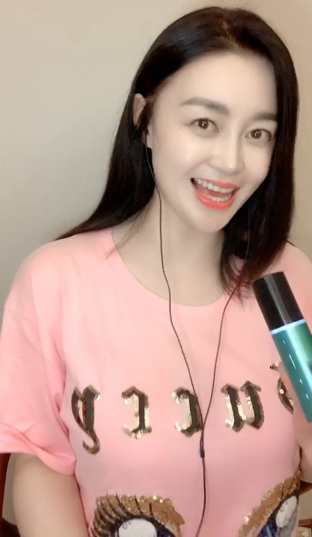 赵本山弟子关婷娜,直播时身材火爆,貌美如花,眼睛像要滴出水来