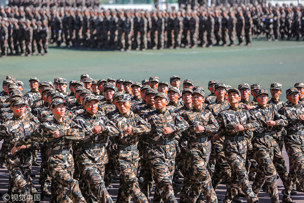 山东大学举行新生军训汇演 00后展"十八般武艺"