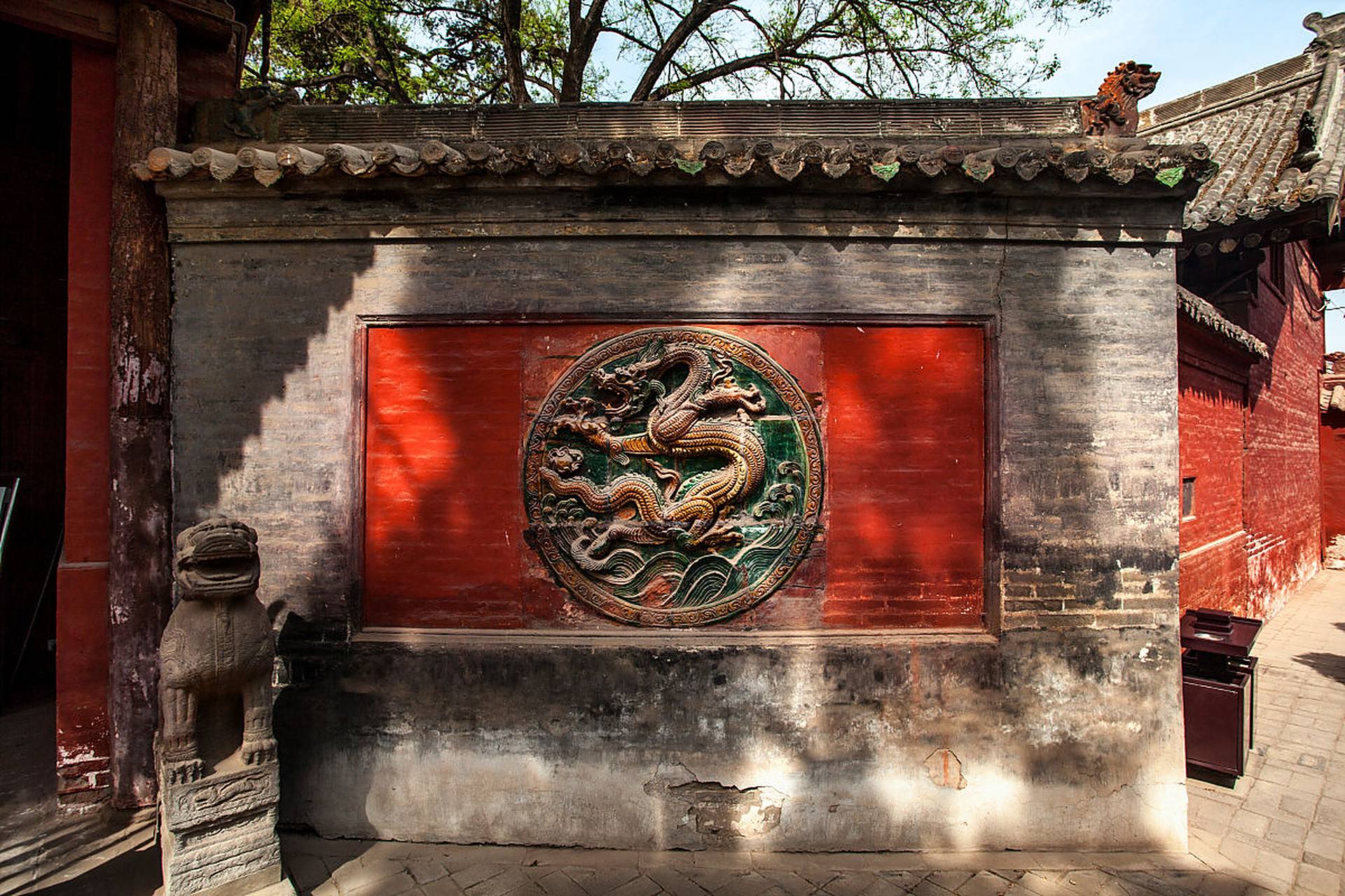 影壁,又称为照壁,影墙或照墙,是中国古代建筑中的一种独特元素