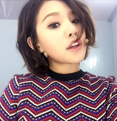 是非常喜闻乐见的,在最近,"hold住姐"谢依霖又再一次在微博上发文了