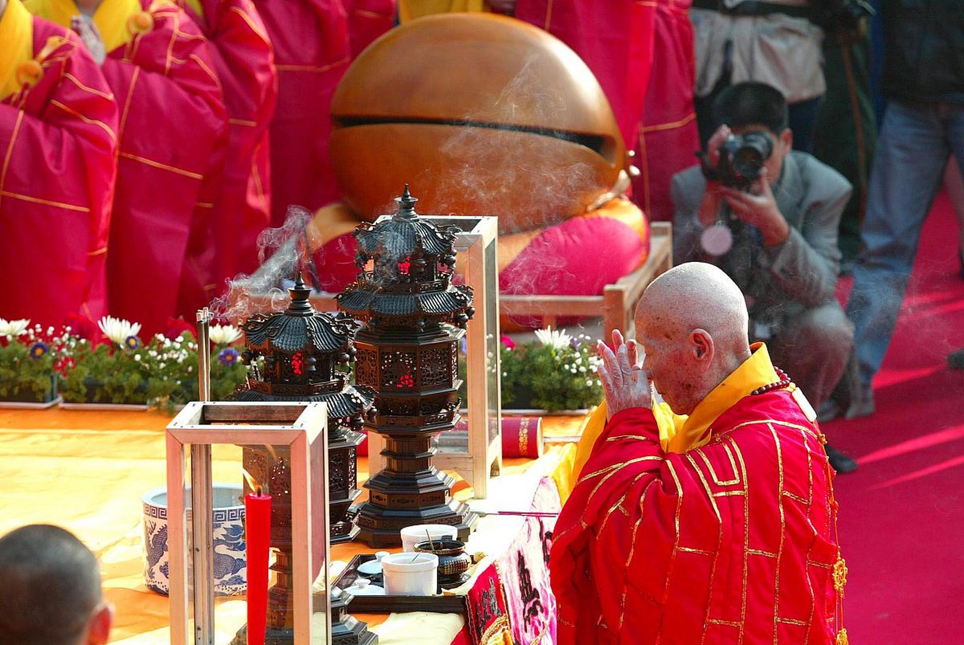 鱼的眼睛是不会闭上的,因为鱼不睡觉;敲木鱼是教信佛学道之人,要像鱼