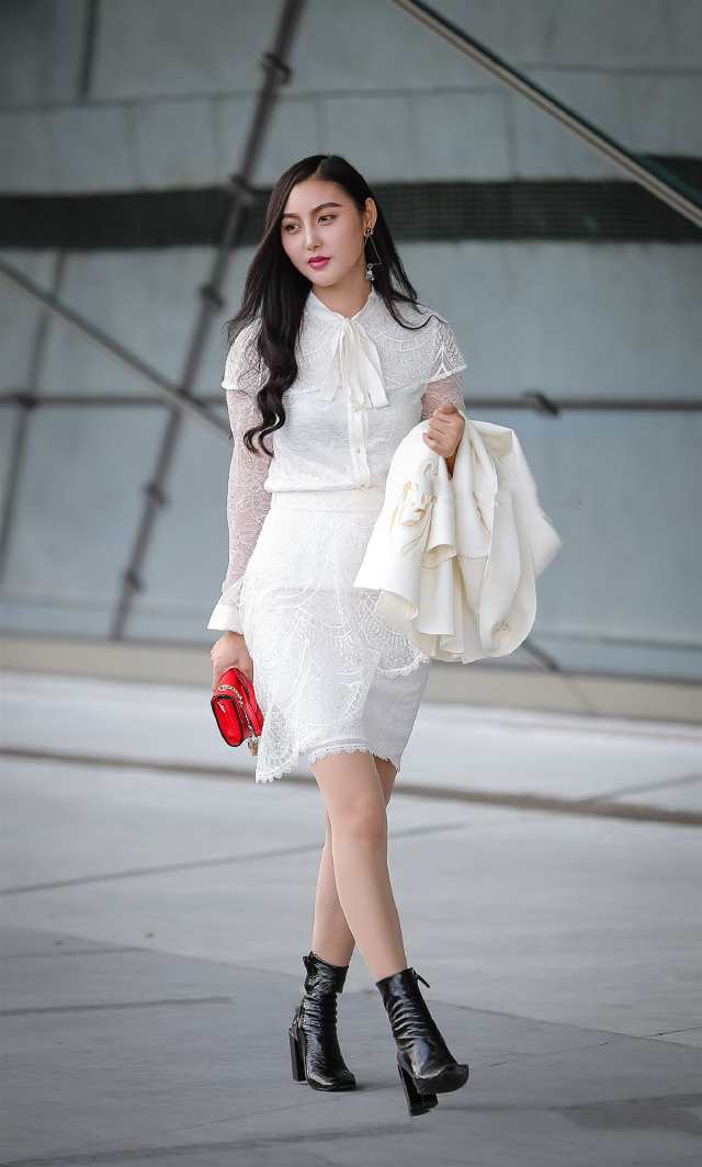 街拍:短发美女穿白色衬衫裙,知性大方,一抹红唇,娇艳诱人