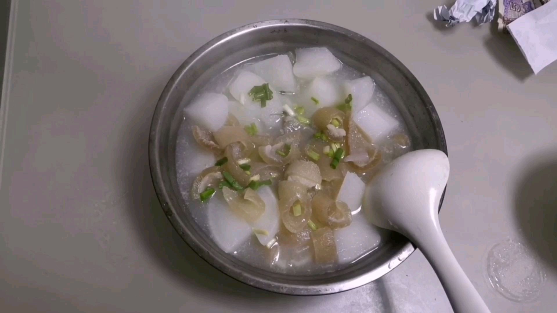 今天冬至,别人喝羊肉汤,我自己炖一锅猪皮萝卜汤,好吃又养颜