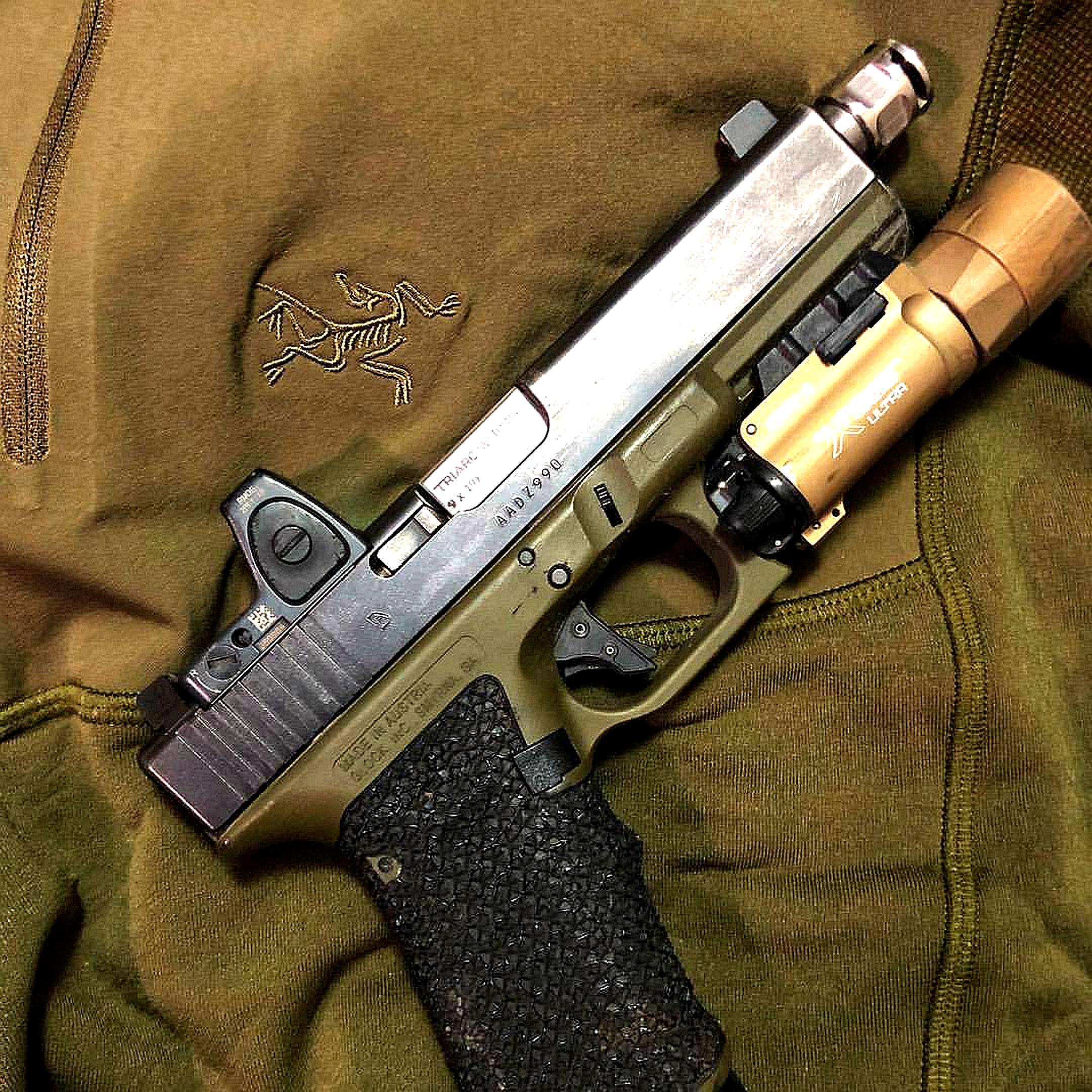 格洛克手枪最大的特点在于,大量使用工程塑料的枪身