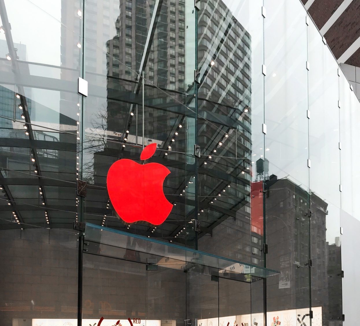 苹果变红了!apple 全球实体店启用红色logo