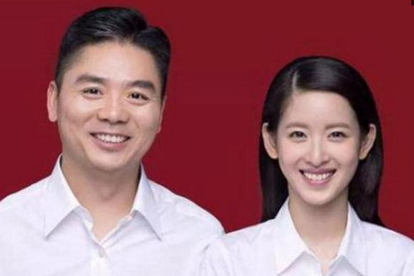 邓超,刘强东,撒贝宁的结婚照都是笑容满面,唯独他板着一张脸!