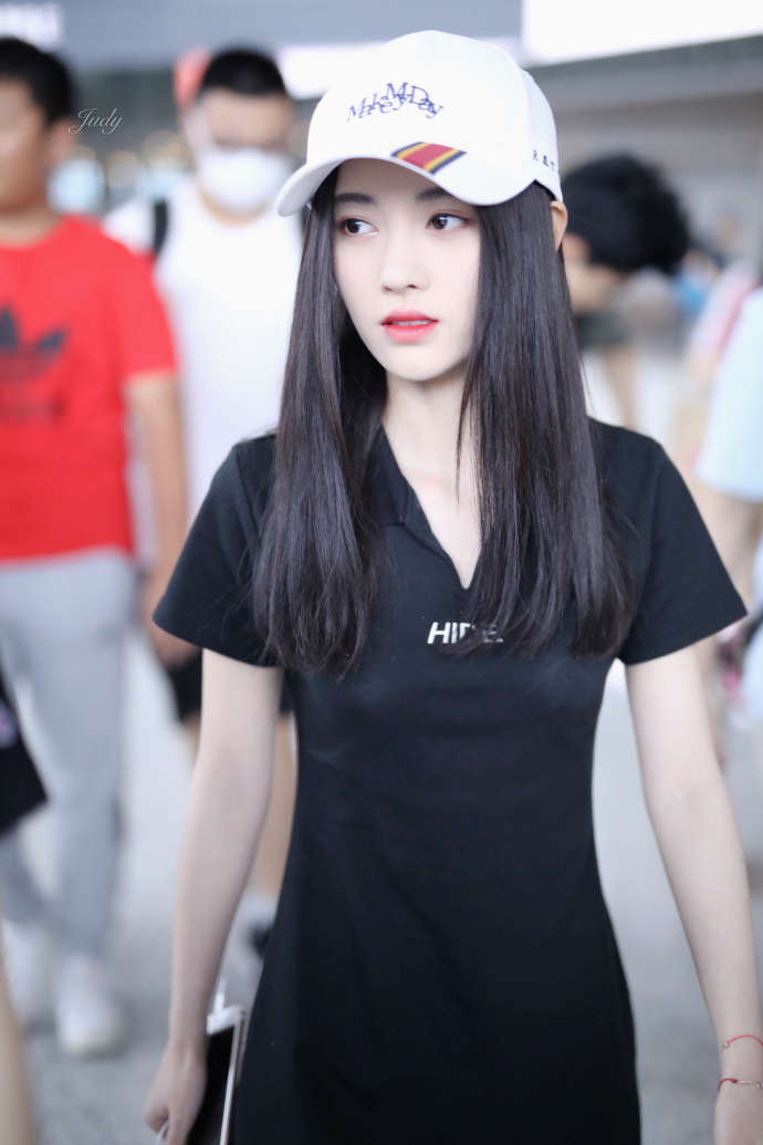 鞠婧祎戴白色棒球帽穿黑色连衣裙现身,皮肤白嫩,面带微笑.