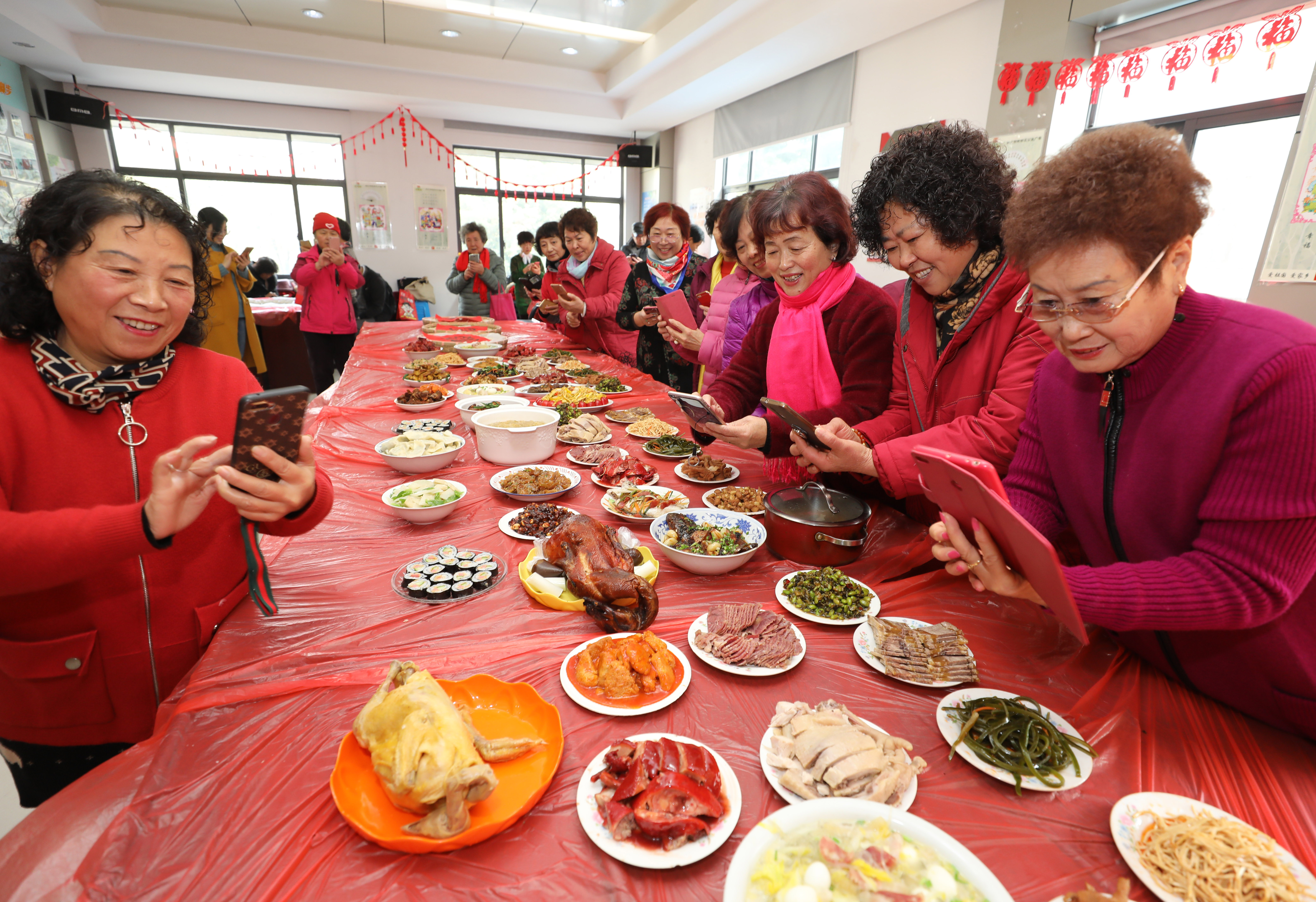 江苏苏州:社区"百家宴" 浓浓邻里情(1)