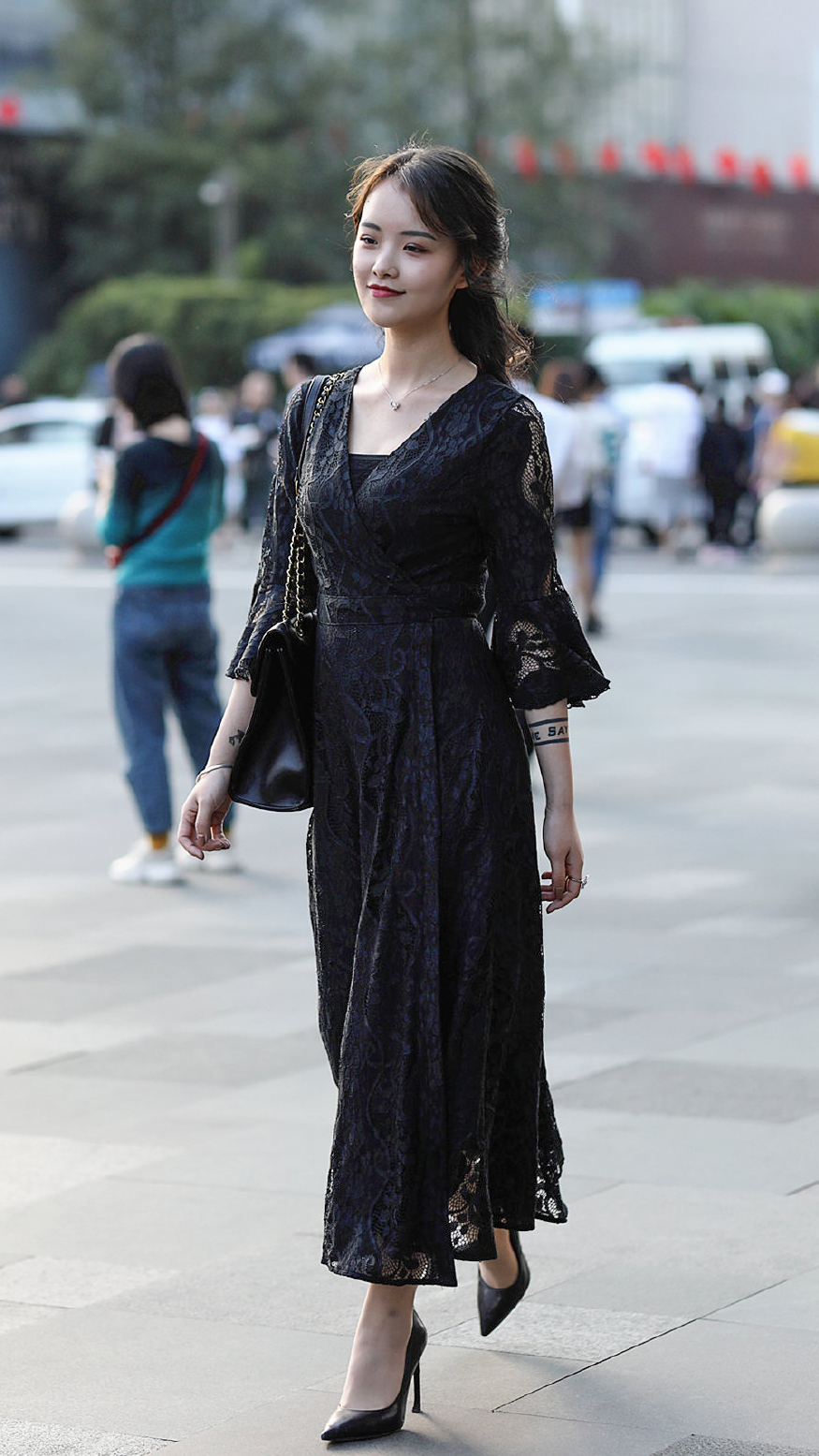 南方城市的冬天,美女们身着裙装搭配高跟鞋,风度翩翩气质迷人