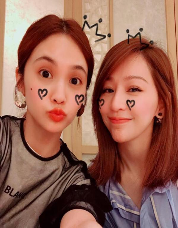 杨丞琳王心凌嘟嘴卖萌甜美可爱 网友:童年的两大甜心教主