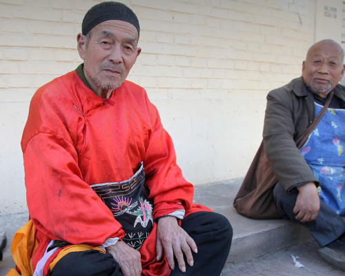 河南两古稀老人扮财神,步行千里卖唱寻根大槐树,自食其力游中国