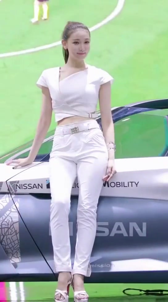 美女车模:小姐姐穿着白色上衣搭配白色的裤子,简单时尚!