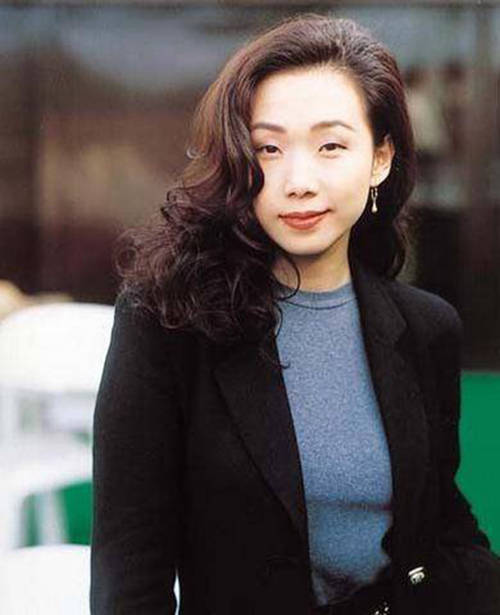 52岁林忆莲发福,膀大腰圆认不出,网友:侧面好像黄绮珊!