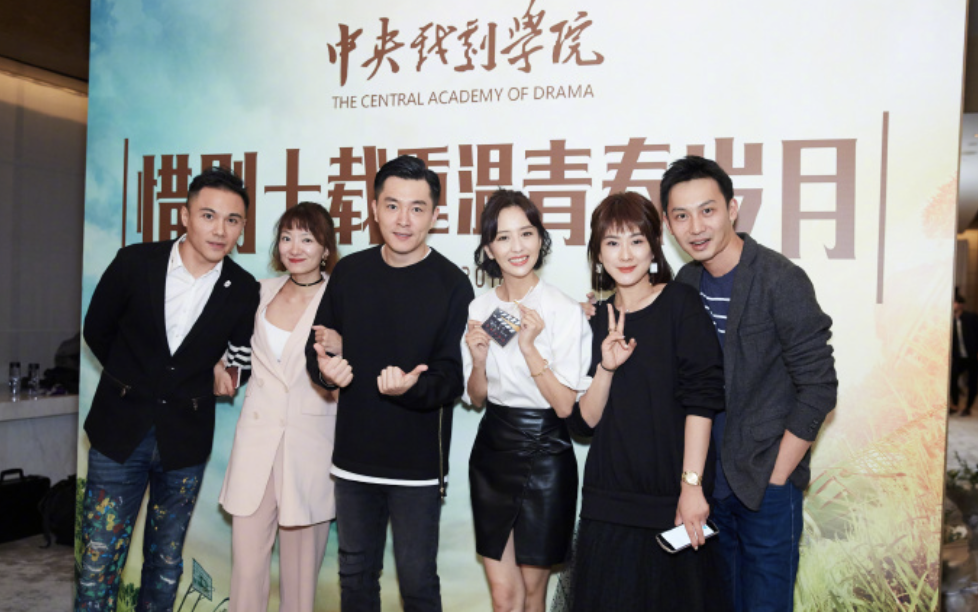 佟丽娅张晓龙王智同框】 凌晨,演员佟丽娅晒出中戏04级表演系毕业十